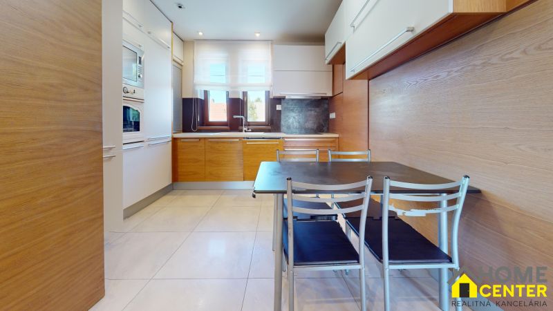 NA-PRENAJOM-KRASNY-3-IZBOVY-BYT-S-GARAZOU-V-CENTRE-MESTA-KOMARNO-Kitchen.jpg