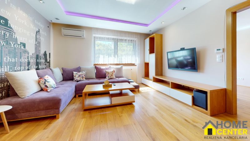 NA-PRENAJOM-KRASNY-3-IZBOVY-BYT-S-GARAZOU-V-CENTRE-MESTA-KOMARNO-Living-Room.jpg