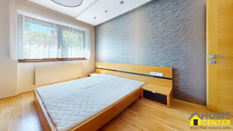 NA-PRENAJOM-KRASNY-3-IZBOVY-BYT-S-GARAZOU-V-CENTRE-MESTA-KOMARNO-Bedroom 1.jpg