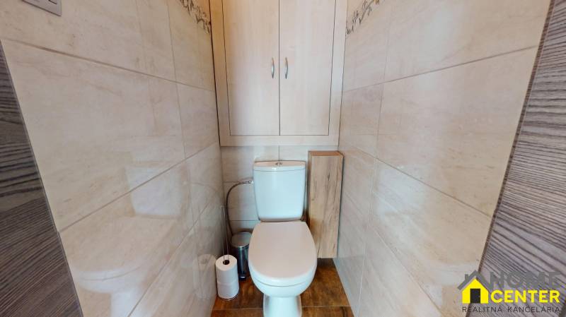 NA-PREDAJ-ZREKONSTRUOVANY-3-IZBOVY-BYT-S-BALKONOM-NA-ZACIATKU-VII-SIDLISKA-KOMARNO-05062025_105816.jpg