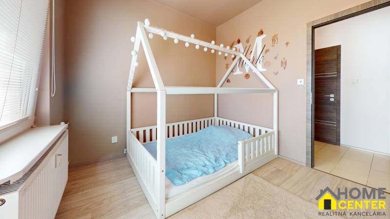 NA-PREDAJ-ZREKONSTRUOVANY-3-IZBOVY-BYT-S-BALKONOM-NA-ZACIATKU-VII-SIDLISKA-KOMARNO-Bedroom.jpg