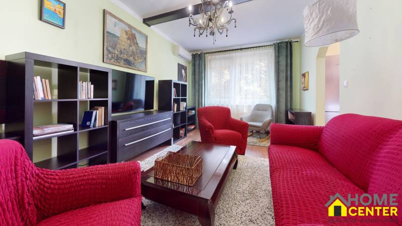 NA-PREDAJ-ZREKONSTRUOVANY-3-IZBOVY-BYT-V-BLIZKOSTI-CENTRA-NA-UL-BISKUPA-KIRALYA-KOMARNO-Living-Room.jpg