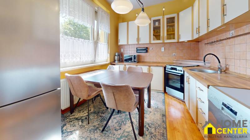 NA-PREDAJ-ZREKONSTRUOVANY-3-IZBOVY-BYT-V-BLIZKOSTI-CENTRA-NA-UL-BISKUPA-KIRALYA-KOMARNO-Kitchen.jpg
