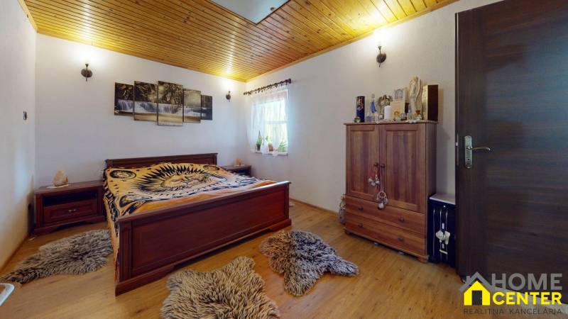 NA-PREDAJ-ZREKONSTRUOVANY-4-IZBOVY-RODINNY-DOM-S-KRASNOU-TERASOU-VELKE-KOSIHY-Bedroom.jpg