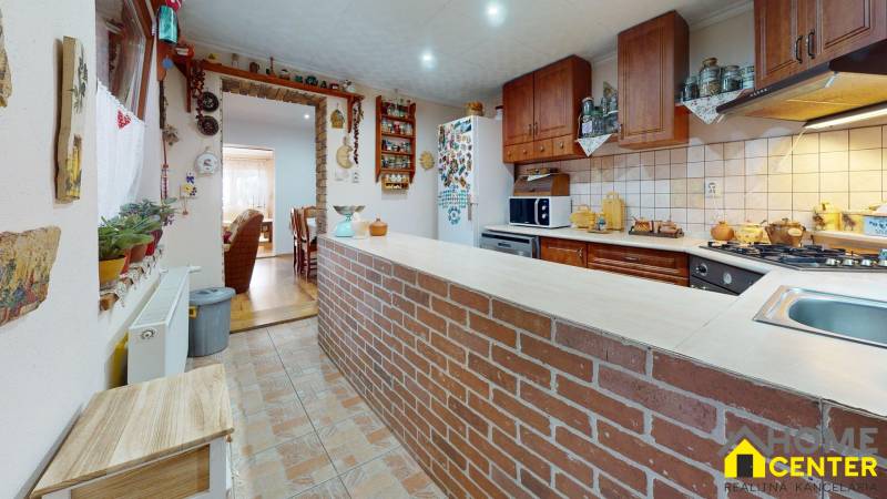 NA-PREDAJ-ZREKONSTRUOVANY-4-IZBOVY-RODINNY-DOM-S-KRASNOU-TERASOU-VELKE-KOSIHY-Kitchen.jpg