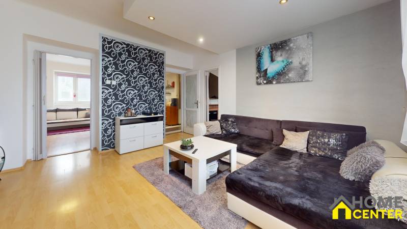 NA-PREDAJ-3-IZBOVY-TEHLOVY-BYT-NA-UL-BUDOVATELSKA-KOMARNO-Living-Room 1.jpg