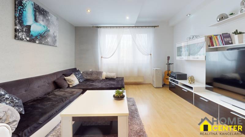 NA-PREDAJ-3-IZBOVY-TEHLOVY-BYT-NA-UL-BUDOVATELSKA-KOMARNO-Living-Room.jpg