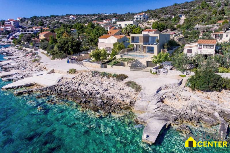 002-2022-400-rogoznica-attractive-villa-first-row-to-the-sea-for-sale – kópia.jpg
