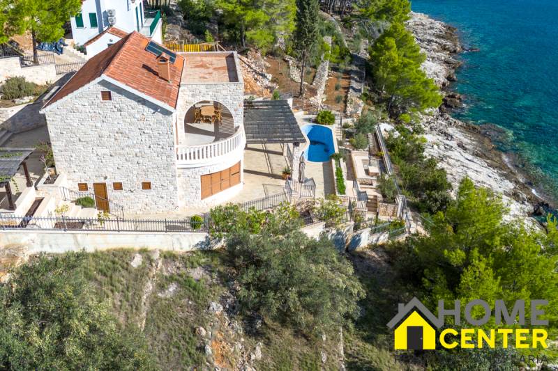 01-2013-197-Korcula-villa-seafront-for-sale.jpg