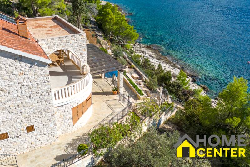 05-2013-197-Korcula-villa-seafront-for-sale.jpg