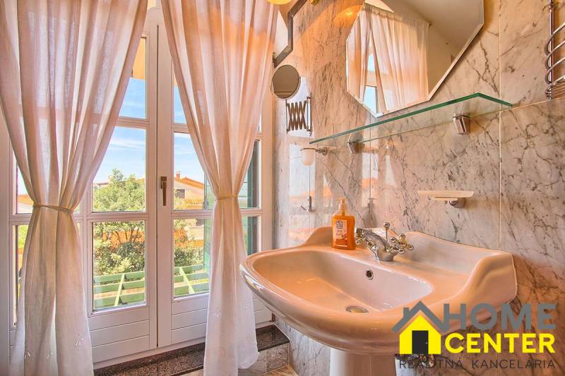 011-2022-408-Exclusive-villa-in-an-attractive-location.jpg