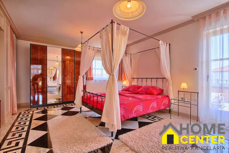 010-2022-408-Exclusive-villa-in-an-attractive-location.jpg