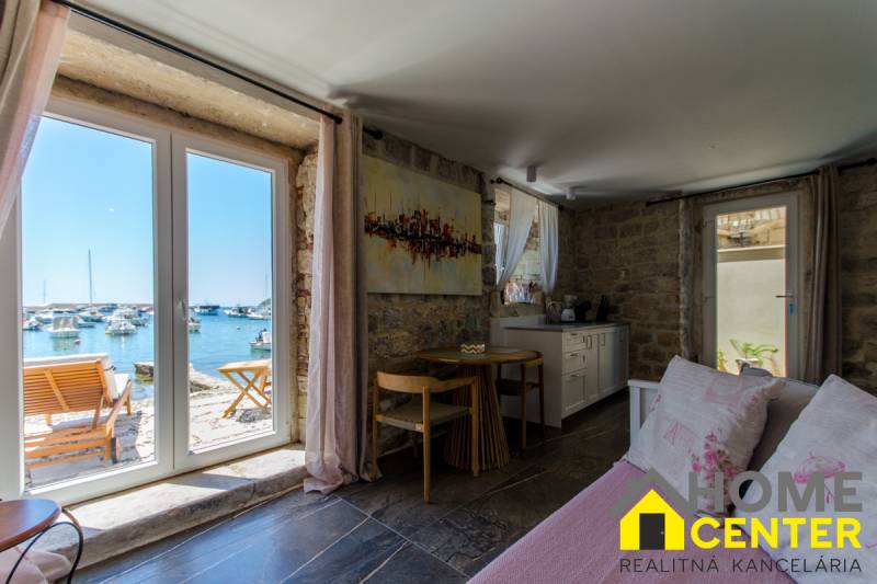 18-2013-238-Vis-Komiza-villa-seafront-for-sale.jpg