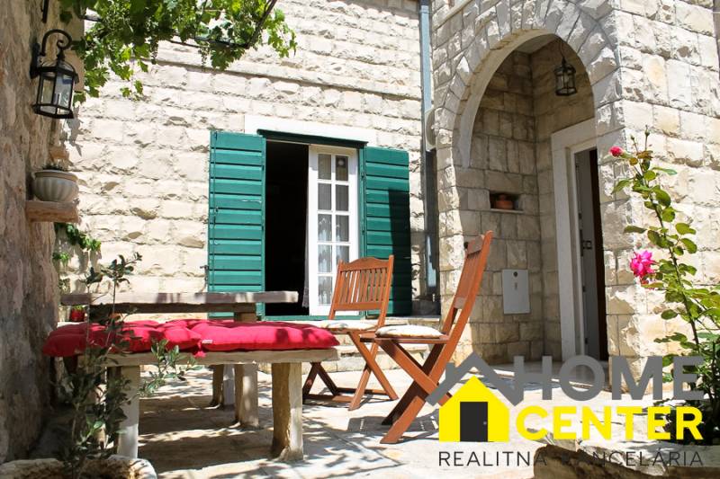 12-2024-11-Omis-riviera-Stone-house-sea-view-for-sale.jpg