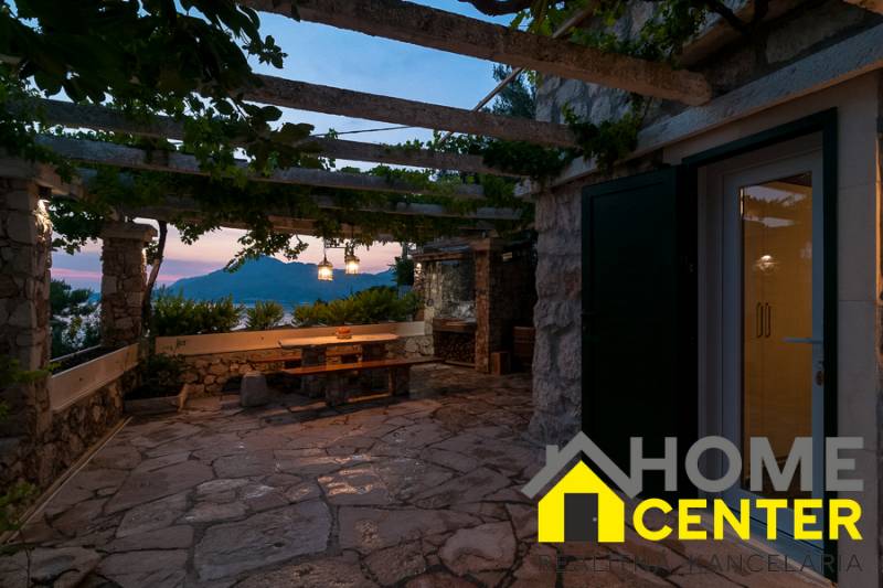 02-2024-11-Omis-riviera-Stone-house-sea-view-for-sale.jpg
