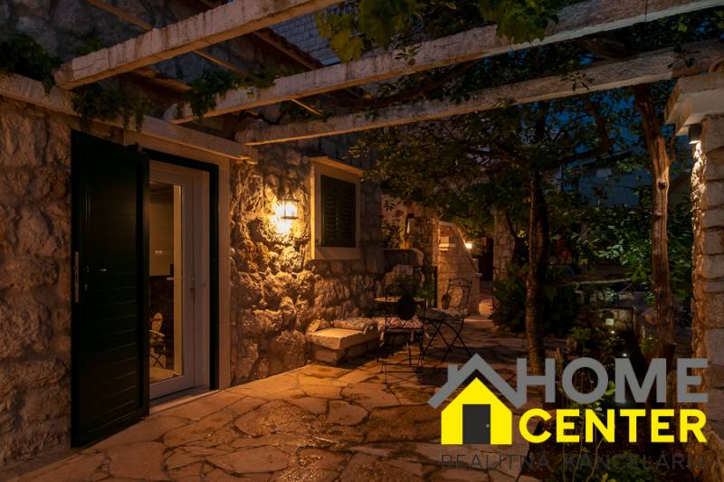 03-2024-11-Omis-riviera-Stone-house-sea-view-for-sale.jpg