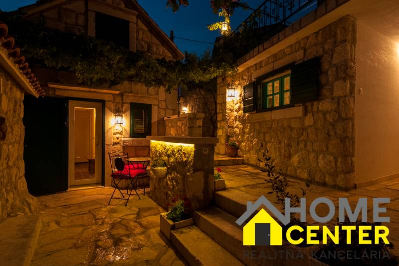 04-2024-11-Omis-riviera-Stone-house-sea-view-for-sale.jpg
