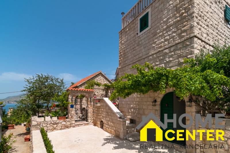 10-2024-11-Omis-riviera-Stone-house-sea-view-for-sale.jpg