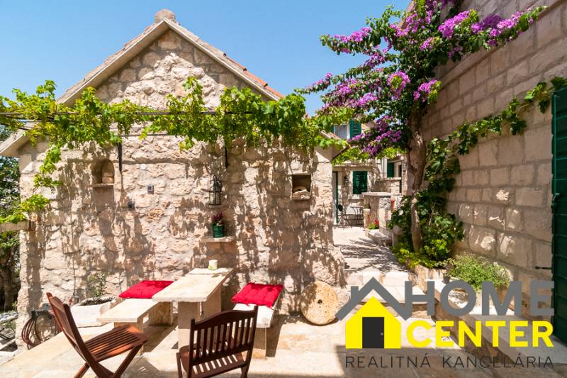 09-2024-11-Omis-riviera-Stone-house-sea-view-for-sale.jpg