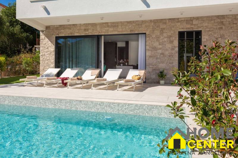 003-2022-423-Rogoznica-Newly-built-villa-in-the-first-row-to-the-sea-for-sale – kópia.jpg