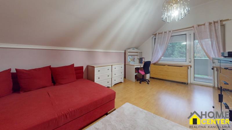 NA-PREDAJ-POSCHODOVY-RODINNY-DOM-S-KRASNOU-ZAHRADOU-A-BAZENOM-KOMARNO-Bedroom 2.jpg