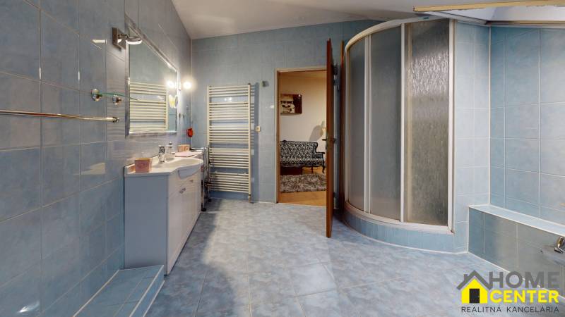 NA-PREDAJ-POSCHODOVY-RODINNY-DOM-S-KRASNOU-ZAHRADOU-A-BAZENOM-KOMARNO-Bathroom.jpg