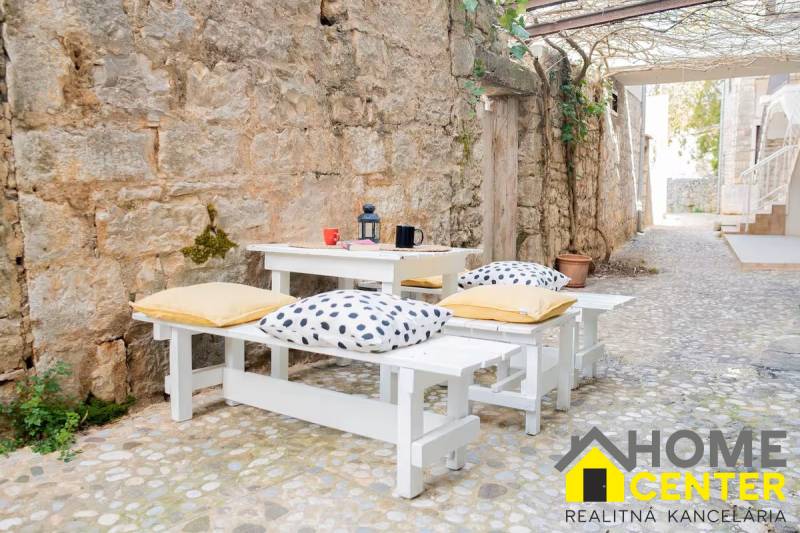 001-2051-52-Hvar-Stone-house-in-a-picturesque-location-for-sale.jpg
