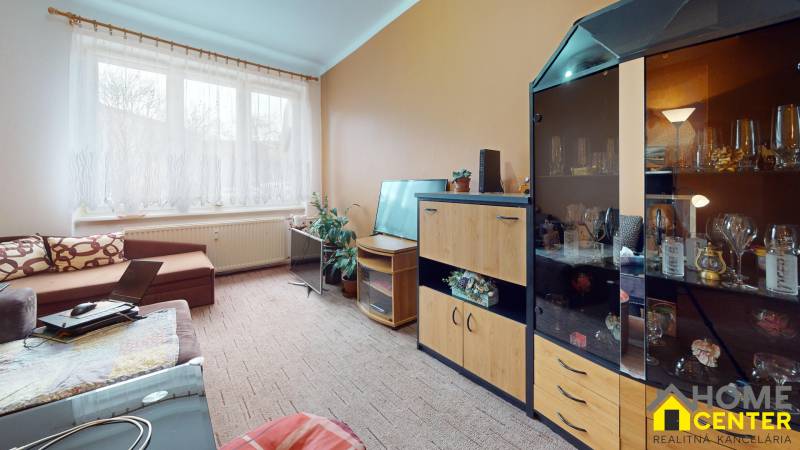 NA-PREDAJ-2-IZBOVY-TEHLOVY-BYT-NA-UL-PETOFIHO-KOMARNO-Living-Room 1.jpg