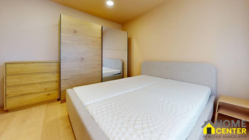 NA-PRENAJOM-3-IZBOVY-BYT-S-BALKONMI-NA-UL-MEDERCSKA-KOMARNO-Bedroom 1.jpg