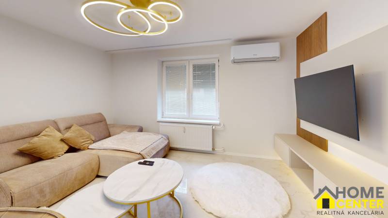 NA-PREDAJ-VELKY-3-IZBOVY-BYT-80m2-NA-UL-LETNA-KOMARNO-Living-Room 1.jpg