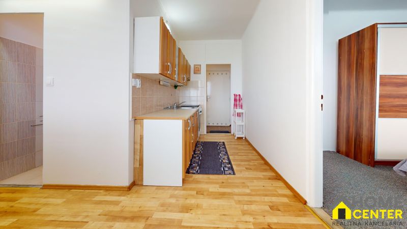 NA-PRENAJOM-2-IZBOVY-BYT-S-KRASNYM-VYHLADOM-NA-CELE-MESTO-KOMARNO-Kitchen.jpg
