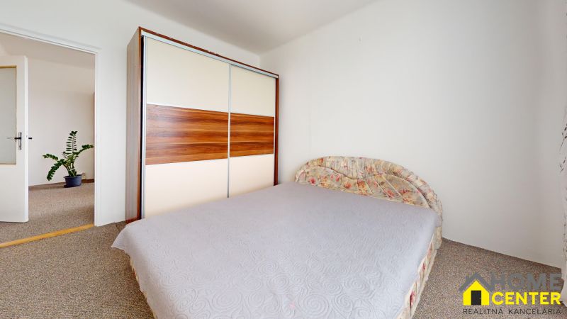 NA-PRENAJOM-2-IZBOVY-BYT-S-KRASNYM-VYHLADOM-NA-CELE-MESTO-KOMARNO-Bedroom.jpg