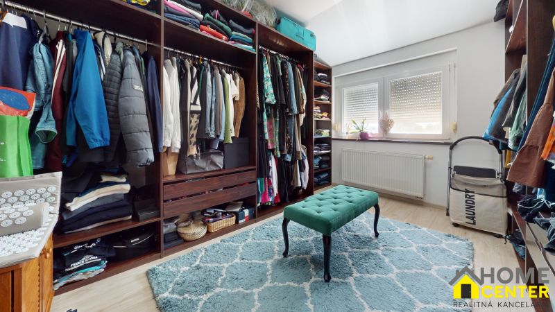NA-PREDAJ-DVOJPODLAZNY-5-IZBOVY-BYT-NA-UL-OKRUZNA-CESTA-KOMARNO-Closet.jpg