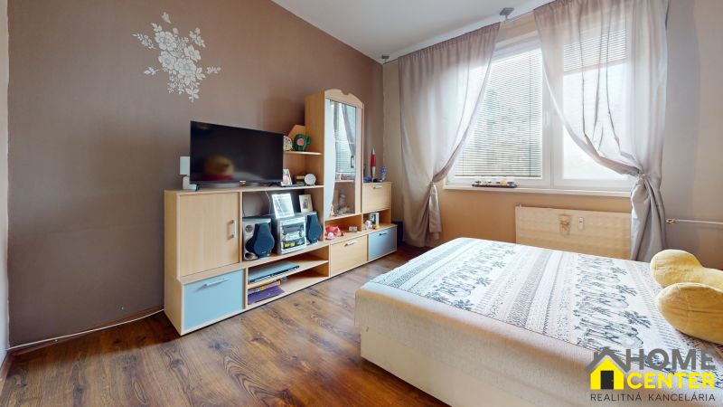 NA-PREDAJ-3-IZBOVY-BYT-S-BALKONOM-NA-UL-PALATINOVEJ-VII-SIDLISKO-KOMARNO-Bedroom 1.jpg