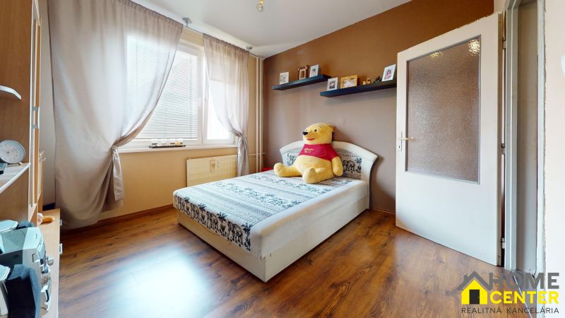 NA-PREDAJ-3-IZBOVY-BYT-S-BALKONOM-NA-UL-PALATINOVEJ-VII-SIDLISKO-KOMARNO-Bedroom.jpg