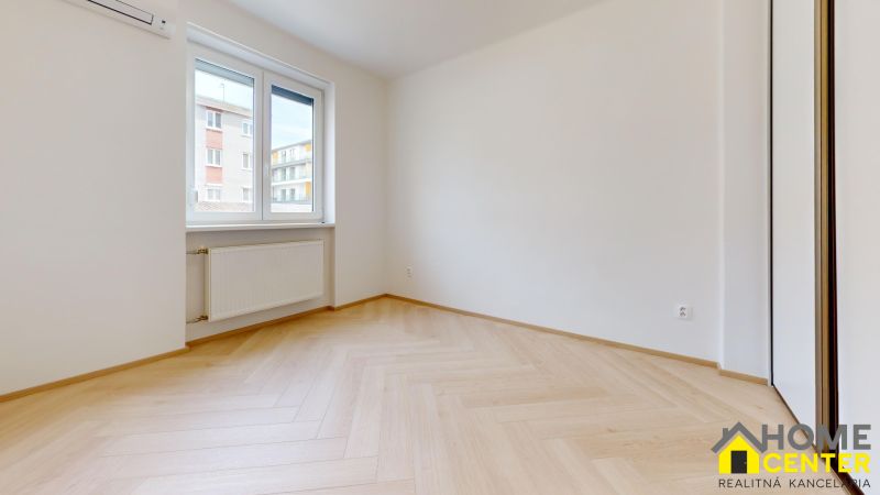 NA-PRENAJOM-ZREKONSTRUOVANY-3-IZBOVY-BYT-S-GARAZOU-V-PRIAMOM-CENTRE-MESTA-UL-FRANTISKANOV-Bedroom 1.jpg
