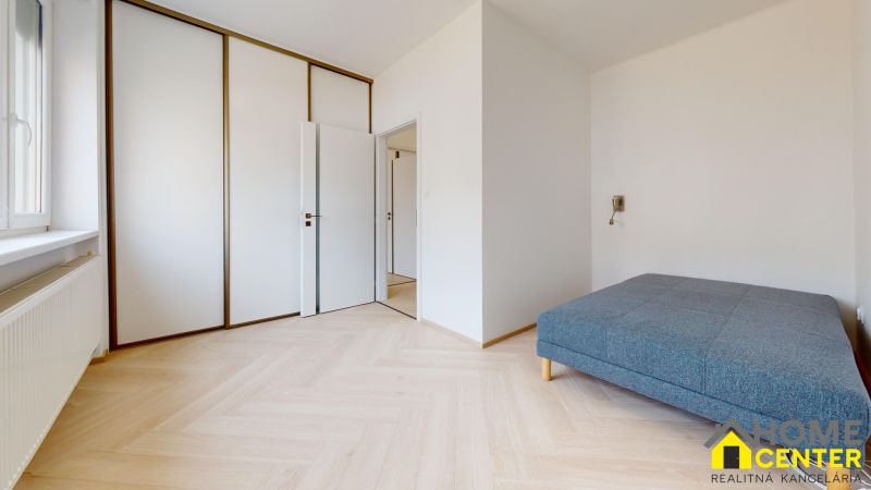 NA-PRENAJOM-ZREKONSTRUOVANY-3-IZBOVY-BYT-S-GARAZOU-V-PRIAMOM-CENTRE-MESTA-UL-FRANTISKANOV-Bedroom 3.jpg