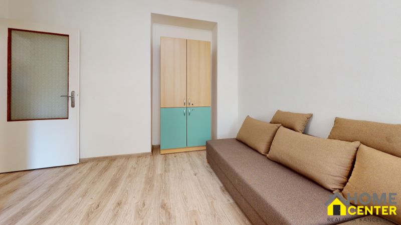 NA-PRENAJOM-3-IZBOVY-SVOJPOMOCNY-BYT-NA-UL-DAMJANICHOVA-BLIZKO-CENTRA-KOMARNO-Living-Room 3.jpg