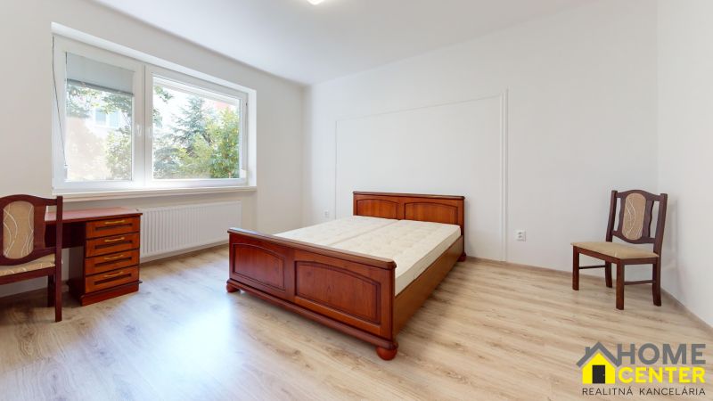 NA-PRENAJOM-3-IZBOVY-SVOJPOMOCNY-BYT-NA-UL-DAMJANICHOVA-BLIZKO-CENTRA-KOMARNO-Bedroom.jpg