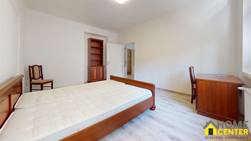 NA-PRENAJOM-3-IZBOVY-SVOJPOMOCNY-BYT-NA-UL-DAMJANICHOVA-BLIZKO-CENTRA-KOMARNO-Bedroom 1.jpg