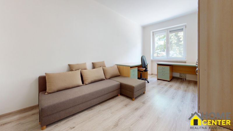 NA-PRENAJOM-3-IZBOVY-SVOJPOMOCNY-BYT-NA-UL-DAMJANICHOVA-BLIZKO-CENTRA-KOMARNO-Living-Room 4.jpg