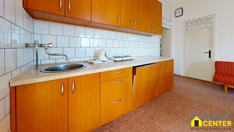 NA-PREDAJ-CIASTOCNE-ZREKONSTRUOVANY-RODINNY-DOM-DULOVCE-Kitchen.jpg