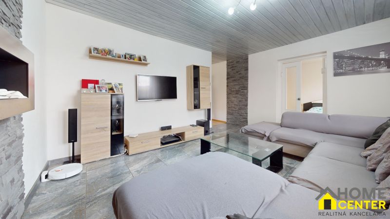 NA-PREDAJ-RODINNY-DOM-DVOJGARAZ-ALTANOK-BRANC-OKRES-NITRA-Living-Room 3.jpg