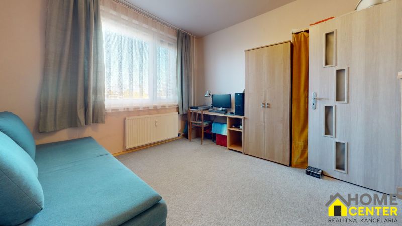 NA-PREDAJ-ZREKONSTRUOVANY-3-IZBOVY-BYT-NA-UL-BISKUPA-KIRALYA-KOMARNO-Bedroom 2.jpg