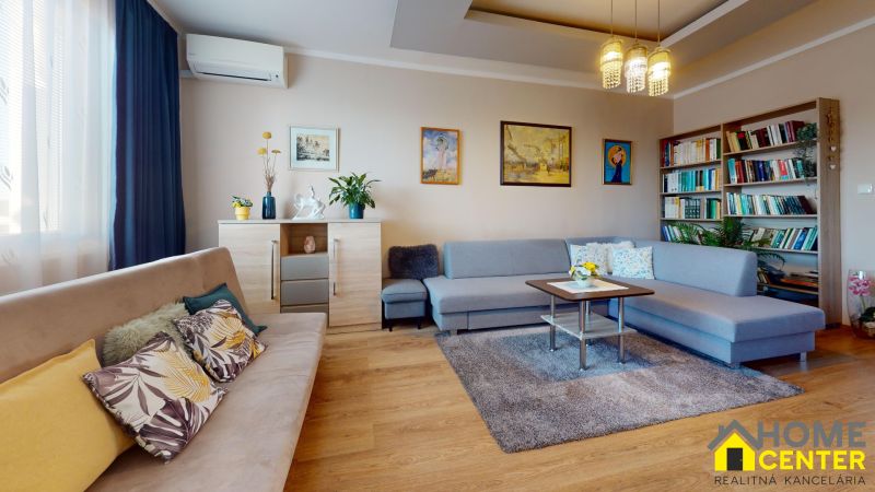NA-PREDAJ-ZREKONSTRUOVANY-3-IZBOVY-BYT-NA-UL-BISKUPA-KIRALYA-KOMARNO-Living-Room 1.jpg